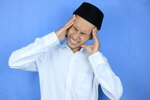 jong moslim Aziatisch Mens hebben een hoofdpijn geïsoleerd Aan wit achtergrond foto