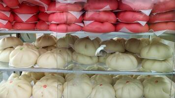 wit en rood bakpao of baozi zijn verkocht in een glas Scherm geval. foto