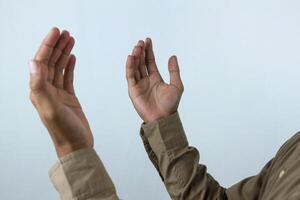 mannetje hand- Holding gebed kralen rozenkrans Aan wit achtergrond. Ramadan kareem en ied mubarak concept. foto