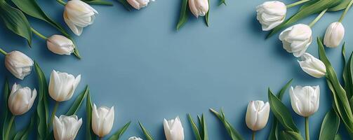 groep van wit tulpen Aan blauw achtergrond foto