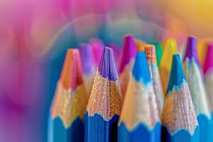 groep van gekleurde potloden geregeld netjes foto