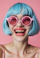 vrouw met blauw haar- vervelend roze zonnebril foto