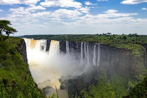 mooi waterval van de natuur majestueus cascade gevangen genomen in sereen schoonheid foto