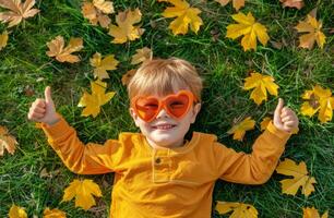 weinig jongen in geel jasje vervelend zonnebril foto