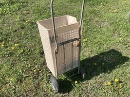 reparatie van hand- trolley voor vervoer van goederen foto