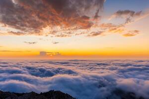 majestueus zonsopkomst mooi wolken over- de bergen creëren een harmonisch atmosfeer, schilderij een sereen en majestueus tafereel van natuurlijk schoonheid foto