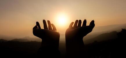 silhouet van persoon Dames hand- demonstreren hun religieus vertrouwen. Dames hand- in gebed, uitdrukken zijn religieus geloof in god door aanbidden van Jezus Christus.gedraaid naar god in gebed. foto