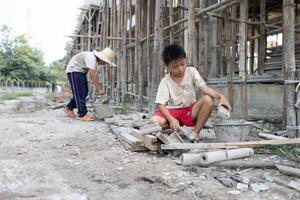 kind arbeid concept. kinderen werken Bij bouw plaats, arm kinderen, armoede. foto