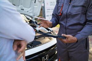 technici van onderhoud centrum inspecteren en helpen klanten auto's dat zijn hebben problemen terwijl op reis bouwen vertrouwen in klanten wie Kiezen kopen auto van onderhoud centrum en te ontvangen helpen snel foto