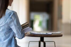 de jong vrouw gehouden een Bijbel in haar hand- en geprobeerd naar leren en begrijpen god leringen van de Bijbel ze gehouden. concepten van geloof en de macht van geloof in god en leringen van de Bijbel. foto