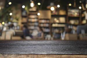 leeg houten tafel voor Cadeau Product Aan koffie winkel vervagen achtergrond. foto