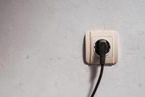 elektrisch plug in de muur dat is wezen gebruikt foto
