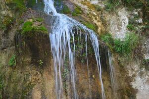 stralen van vloeiende water van een berg waterval. foto