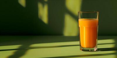 achtergrond met oranje sap in glas. kader van vers sap met kopiëren ruimte. mockup voor vers zomer drankje, kaart, kant visie. foto