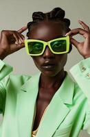 vrouw in neon groen pak en zonnebril foto