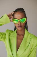 vrouw vervelend neon groen zonnebril en groen jasje foto