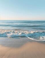 zanderig strand met golven foto