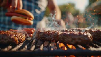 een detailopname van een bbq rooster rook stijgende lijn van sissend vlees net zo een vader trots flips hamburgers en heet honden voor een familie cookout foto