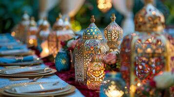 de tafel was versierd met ingewikkeld decoraties presentatie van de rijk geschiedenis en cultuur van Islam. van delicaat lantaarns naar kleurrijk wandtapijten elk stuk toegevoegd naar de festiv foto