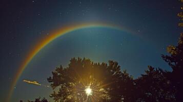 een hemel- werk van kunst een maanboog siert de nacht lucht met haar glinsterende kleuren uitnodigend zich afvragen en ontzag van allemaal wie zien het foto