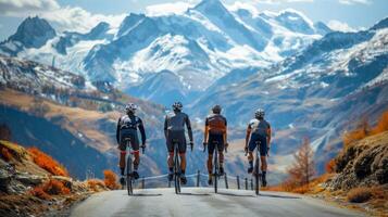 een trio van fietsers staan met ruggen naar de camera geconfronteerd een kronkelend weg dat Leidt omhoog naar een besneeuwd berg. elk atleet . foto