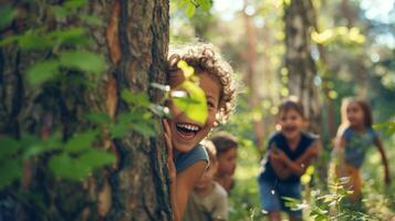 een groep van kinderen Speel verbergen en zoeken gelach echoën door de rustig open plek. een van hen verbergt achter een groot boom gluren . foto