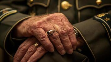 een detailopname van een leger officieren hand- vingers versierd met de symbool van hun Afdeling en misschien een bruiloft ring of familie erfstuk geslaagd naar beneden door generaties van onderhoud leden. foto