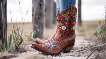 cowboy laarzen met ingewikkeld borduurwerk en stoutmoedig kleuren zijn een nietje in western mode toevoegen een tintje van robuust charme naar ieder kleding foto