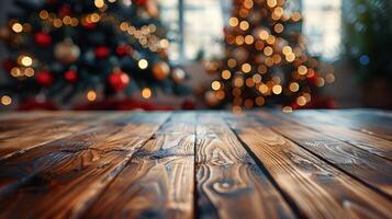 dichtbij omhoog visie van een rustiek houten tafelblad met twee wazig Kerstmis bomen in de achtergrond foto