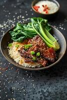 geglazuurd varkensvlees buik met bok choy en rijst- Aan zwart achtergrond foto