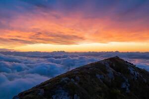 mooi wolken over- de bergen creëren een harmonisch atmosfeer, schilderij een sereen en majestueus tafereel van natuurlijk schoonheid foto