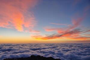 majestueus zonsopkomst mooi wolken over- de bergen creëren een harmonisch atmosfeer, schilderij een sereen en majestueus tafereel van natuurlijk schoonheid foto