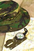 geografisch kaart, kompas, camouflage foto