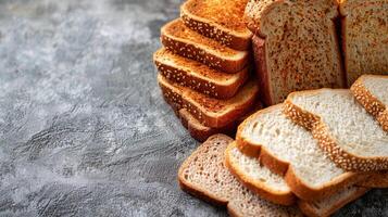 brood van brood Aan tafel foto