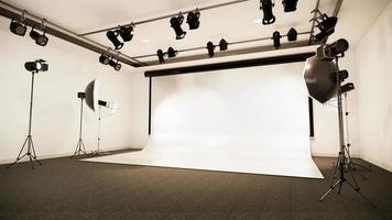 studio - moderne filmstudio met wit scherm. 3D-rendering foto