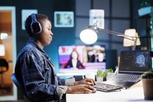 Afrikaanse Amerikaans vrouw werken Aan laptop, gebruik makend van ai naar ontwikkelen futuristische software systeem. zwart vrouw individu met haar persoonlijk computer, tonen haar vaardigheid in programmering en cyber veiligheid. foto