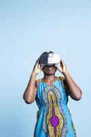 modern vrouw vervelend virtueel realiteit bril met 3d interactief visie, kunstmatig intelligentie- futuristische apparaatje. Afrikaanse Amerikaans persoon genieten van vr koptelefoon ai koppel, natuurlijk schoonheid. foto