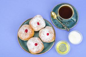 traditionele voedsel donuts met poedersuiker en jam. concept en achtergrond Joodse vakantie chanoeka.
