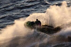 actief en energiek rijden Aan een Jet ski. veel van spatten. sport- actie. foto