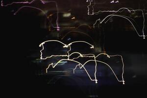 nacht blootstelling zoom sporen achtergrond. licht lijnen lekken expositie achtergrond. nacht stad stralen gloed textuur. foto