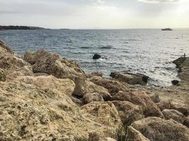 geologische rotsen, zeestenen aan de kust. foto