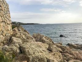 geologische rotsen, zeestenen aan de kust. foto