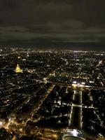 nachtzicht, panorama van parijs vanaf de top van de eiffeltoren. foto