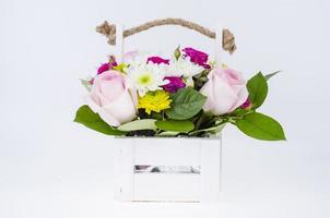 heerlijk boeket bloemen in houten kist op witte achtergrond foto