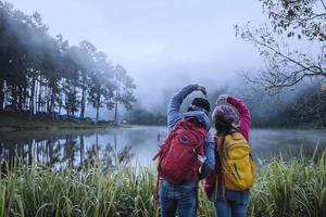 paar liefhebbers reizen mooie natuur panorama uitzicht op pang ung meer in de mist bij zonsopgang, mae hong son provincie, thailand. foto