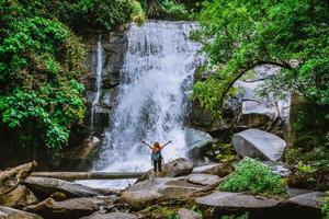 vrouwen reizen. vrouw Azië reizigers reizen natuur bossen, bergen, watervallen. reis siliphum waterval in chiangmai, in thailand.