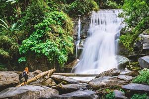 vrouwen reizen. vrouw Azië reizigers reizen natuur bossen, bergen, watervallen. reis siliphum waterval in chiangmai, in thailand.