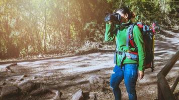 fotograaf aziatische vrouwen reizen foto natuur. reizen ontspannen in de vakantiewandeling in het bos. Thailand