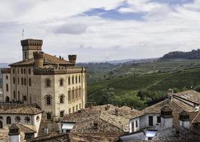 het kasteel van barolo in het historische centrum van de stad barolo, waaraan we de naam van de beroemde wijn met dezelfde naam te danken hebben foto