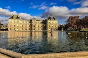 parijs frankrijk 2016 - uitzicht over het water naar het luxemburgs paleis foto